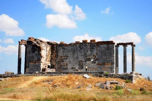 ''İkinci Efes'' olarak nitelendirilen Aizanoi Antik Kenti'ndeki kazılar sürerken antik kent çevresindeki evlerin restorasyonu da tamamlanıyor.