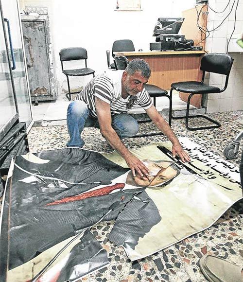 Maraka, gizli servis sorgusundan sonra, bir gün dükkânını açmaya geldiğinde posteri bu halde bulmuş. Kimin yaptığını bilmiyor.