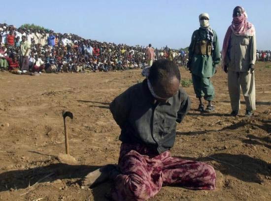 Somali'de annesini kafasını kopararak öldüren Ali Hüseyin adlı kişi, binlerce kişinin gözleri önünde idam edildi