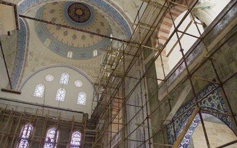 Kahramanmaraş'ta, yapımı 18 yılda tamamlanan, kubbesi 46 metre, minareleri ise 81 metre yüksekliğinde olan Abdülhamithan Camisi, kentin her yerinden görünebilme özelliğinin yanı sıra farklı mimari yapısıyla da dikkat çekiyor.