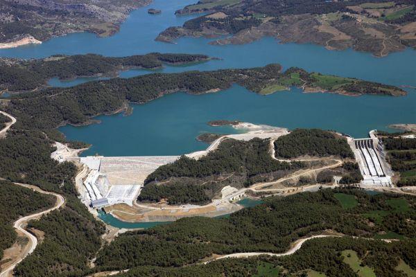 ■ 2010 itibarıyla 10 hidroelektrik santrali tamamlandı; GAP enerji yatırımlannın yüzde 74'ü gerçekleştirildi. Tamamlanan 15 barajda 1 milyon hektar alanı sulayacak su depolandı. 2010 sonu itibarıyla toplam 308 bin hektar alan sulamaya açıldı. <br /><br />