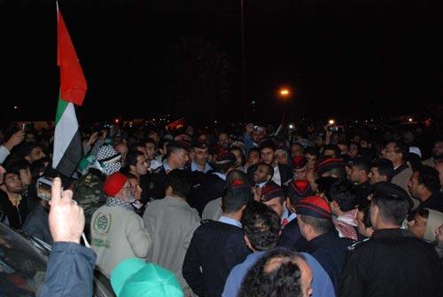 Ürdün polisi, Filistin'e Özgürlük Konvoyunu başkent Amman'ın içerisine almak istemeyince kriz çıktı. Ürdün polisinin bu uygulamasına tepki gösteren konvoy ekibi, araçların kontakları kapatması ile biranda şehrin trafiği kilitlendi.