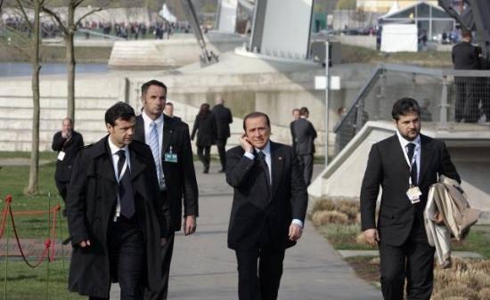 İtalya Başbakan Silvio Berlusconi, Başbakan Recep Tayyip Erdoğan ile görüştüğü için NATO'nun aile fotoğrafına katılamadı.