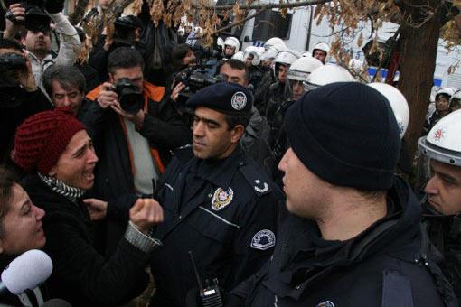 EYLEMLERININ IKINCI GUNUNDE ABDI IPEKCI PARKINDA TOPLANAN TEKEL ISCILERI, AK PARTI GENEL MERKEZI'NE YURUMEK ISTEYINCE, POLISLE ARBEDE YASADI. POLISIN UYARILARA UYMAYAN EYLEMCILERE BIBER GAZI ILE MUDAHALESININ ARDINDAN, BAZI EYLEMCILER FENALASTI. (ANADOLU AJANSI - FERDI TURKTEN)