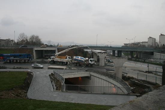 Zincirlikuyu hattının son eksikleri de tamamlanıyor. Otobüsten inip metrobüse binecek yayalar için üst geçit inşaatı...