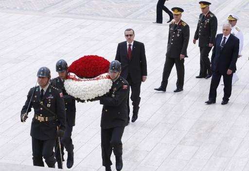 Yüksek Askeri Şura toplantısı Başbakan Erdoğan'ın başkanlığında Genelkurmay Başkanlığı Karargahı'nda başladı. Toplantıda albay ve generallerin terfileri görüşülüyor