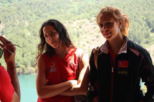 Romanya ile yapacağı Grup birinciliği maçına sıkı hazırlanan Filenin Sultanları, ard arda katılacakları Uluslararası Müsabakalarda Türkiye adına başarılara imza atmak istiyorlar. Amasya Suluova'daki çalışmalar neşeli ortamda geçiyor