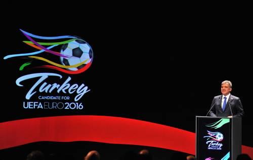 Avrupa Futbol Federasyonları Birliği (UEFA), 2016 yılındaki 15. Avrupa Futbol Şampiyonası finallerine Fransanın evsahipliği yapmasına karar vermişti. Türkiyenin de aday olduğu organizasyon için yapılan oylamada Fransa, Türkiyeye 7-6 üstünlük sağlayarak organizasyonu almıştı. Cumhurbaşkanı Abdullah Gül oylama öncesi konuşma yapmıştı.