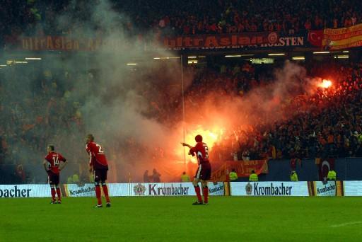 Galatasaray 10 kişi tamamladığı maçta öne geçmesine rağmen skoru koruyamadı, turu Ali Sami Yen'e bıraktı.