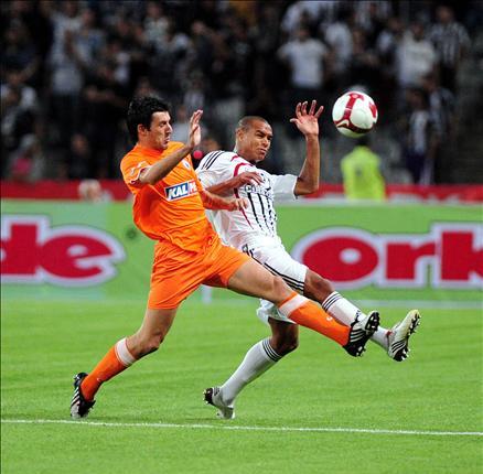 2009-2010 Sezonu perdesini açtı. Şampiyon Beşiktaş, açılış maçında İstanbul Belediyespor'la öne geçtiği maçta 1-1 berabere kaldı...