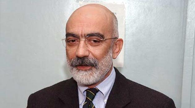 <b>Ahmet Altan</b>; Müthiş bir santrafor. Çok iyi kafa toplarına çıkıyor. O kadar yükseğe sıçrıyor ki indirebilene aşkolsun. Ama hakkını teslim etmek lâzım çok iyi rövaşata ustası. Takımındaki yedekleri de onu örnek alıyorlar. Hakan Şükür ya da Hagi’nin Emre üzerindeki gibi bir etkisi var yedeklerinde. Sloganı “sağ, sol penaltı gol!