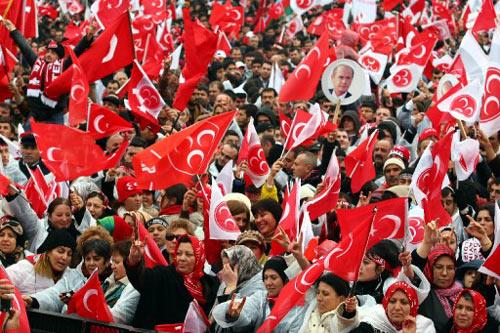 MHP'nin Ankara Tandoğan'da "Bin Yıllık Kardeşliği Yaşa ve Yaşat" mitingi düzenledi. Haber 7'nin naklen yayınladığı mitingde konuşan Bahçeli yine çok sert sözler kullandı, kalabalığa sorular sordu, sözler aldı...