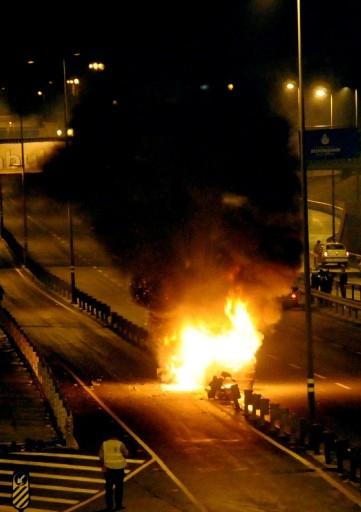 Fatih'te Metrobüs bariyerlerine çarparak kaza yapan LPG'li otomobil alev alev yandı.