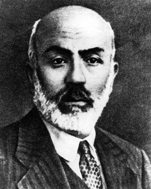 İstiklal Marşının yazarı Mehmet Akif Ersoy da son yıllarını ıstırap içinde geçirdi. Dostu Abbas Halim Paşa'nın daveti üzerine kışı geçirmek için Mısır'a gitti. Daha doğrusu gitmek zorunda kaldı. Maaşsızdı, işsizdi. Ancak onu esas üzense polis takibi altında olmasıydı. Takriri Sükûn'un çıktığı, İstiklal Mahkemelerinin yoğun mesai yaptığı 1920li yılları Mısırda geçirmek zorunda kaldı. Bin bir güçlükle çıkardığı Sebil'ür-Reşad dergisi kapatıldı. Mısırda ciddi maddi sıkıntı içerisindeydi. Durumuna üzülüp, yiyecek ve ev eşyası getirmesinler diye oturduğu adresi değiştirdi. Hastalanınca Lübnan, Antakya üzerinden Türkiyeye giriş yaptı. Beyoğlundaki Mısır Apartmanında hayatını kaybetti. Cenazesine resmi protokol katılmadı. Mezarı iki yıl sonra üniversiteli gençlerce yapıldı. Siyasi atmosfer nedeniyle Safahatın basımı ise 1943 yılına kadar yapılamadı.