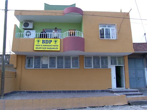 Şırnak'ın Silopi ilçesinde Anayasa Mahkemesi ile kapatılan Demokratik Toplum Partisi'nin (DTP) tabelası indirildikten sonra yerine Barış ve Demokrasi Partisi'nin (BDP) tabelası asıldı