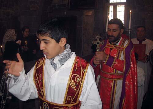 Diyarbakır'da yaşayan gayri Müslimler, Neol Bayramı olarak bilinen Hz. İsa'nın doğum gününü kutladı. Bayanların çoğunlukta olduğu ayinde, miniklerden oluşan Meryem Ana Kilisesi Korosu Sünyanice, İbranice ve Arapça ilahiler seslendirdi.