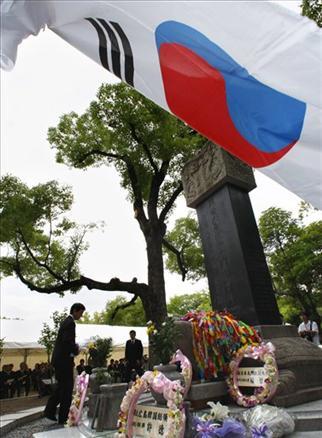 Japonya'nın batısındaki Hiroşima kentinde kurbanların anısına düzenlenen törene, aralarında ABD'nin attığı bombadan kurtulmayı başaranların da bulunduğu, Başbakan Taro Aso ve 60 kadar ülkeden temsilcilerden oluşan yaklaşık 50 bin kişi katıldı.