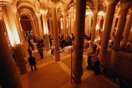 Les Arts Turcs tarafından düzenlenen Yabancı gözüyle İstanbul 2008 fotoğraf müsabakası sergisi 1001 Direk Sarnıcı'nda düzenlenen törenle açıldı.