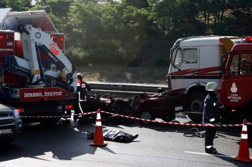 TEM otoyolu Avcılar mevkiinde bir otomobil yolda seyreden kamyonun altına girdi. 5 kişi öldü. Yolun karşı şeridinde de 4 otomobil birbirine girdi. Kazanın görüntüsü dehşete düşürdü.
