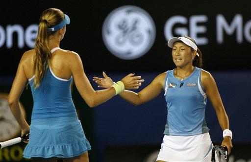 Avustralya Açık'ta ilk şampiyonlar belli oldu. Serena Williams ve Venus Williams kardeşler, Wimbledon ve Olimpiyatlar'da olduğu gibi şampiyonluğu kimseye kaptırmadı