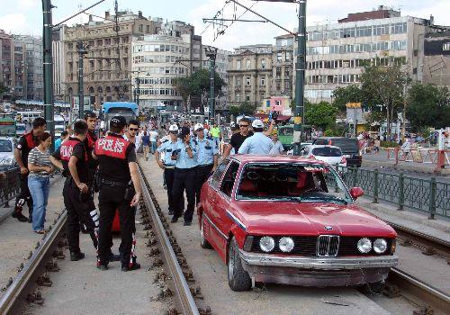 Karaköy Kemeraltı Caddesi'nde yayalara çarpan araç tramvay yolundan kaçmaya çalıştı, araç yoluna devam edemeyince sürücü ve içindekiler yaya olarak kaçtı.