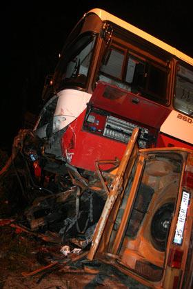 İzmir'in Konak İlçesinde meydana gelen korkunç trafik kazasında belediye otobüsünün altında kalan ve duvara çarparak ezilen otomobilin içinde sıkışan 4 yolcu hayatını kaybetti.