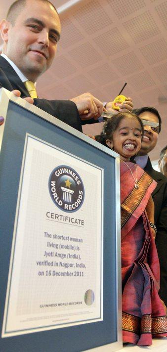 Yaklaşık 63 santimetrelik boyuyla iki yaşındaki bir çocuktan daha kısa olan Hintli lise öğrencisi Jyoti Amge, Nagpur şehrindeki ölçümün ardından "dünyanın en kısa kadını" ilan edildi.
<br><br>
Boyuna yaklaşan Guiness sertifikası ile poz veren Amge, bu sene liseyi bitirdikten sonra üniversiteye gitmek istediğini söyledi ve "Hayalim Bollywood yıldızı olmak" diye ekledi.