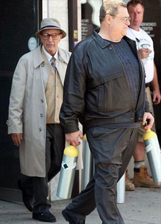 Baba üçlemesinde Michael Corleone, Scarfacede Tony Montana ve Carlitonun Yolu'nda da Carlito Brigante gibi sert karakterleri canlandıran Al Pacino, son filmi You Dont Know Jackte bambaşka bir görünüme büründü.