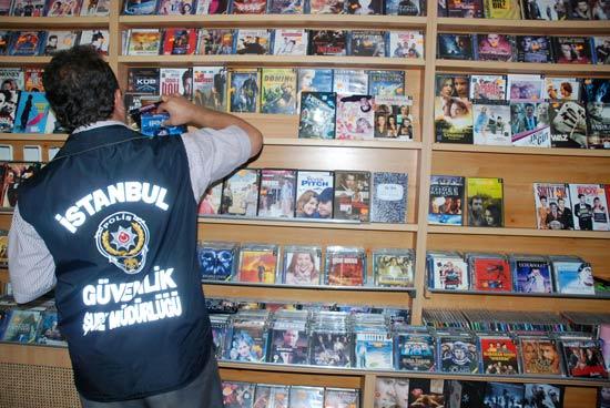 İstanbul Emniyet Müdürlüğü, korsan CD ile mücadele kapsamında Beylikdüzü'nde 12 ayrı noktaya eşzamanlı operasyon düzenledi. 100 bine yakın CD'nin ele geçirildiği operasyonda, korsan CD satanların çalışma yöntemleri de ortaya çıktı.