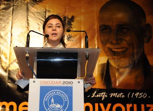 Üsküdar Belediye Meclis Üyesi Fatma Erdebir, 15 yıl boyunca Ömer Lütfi Metenin kapı komşusu olduğunu söylerken, ilahi kaynaktan beslenen sağlam karaktere sahip olduğunun altını çizdi.