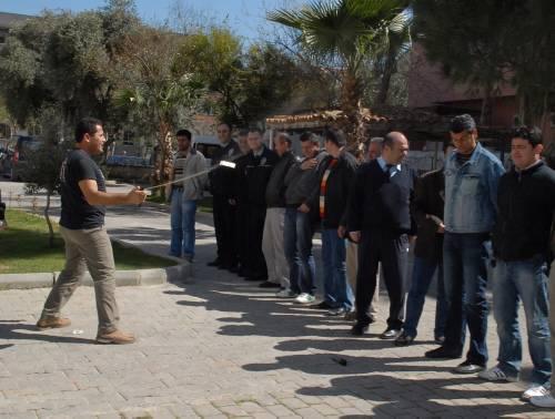Muğla'nın Milas ilçesinde düzenlenen biber gazı kullanma eğitimine katılan polisler, eğitimi veren emniyet amirinin yüzlerine sıktığı biber gazı nedeniyle zor anlar yaşamıştı.