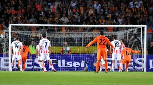 Galatasaraylı taraftarlar, sarı-kırmızılı ekipte forma giyen tüm futbolcuların ülkelerinin bayraklarını birleştirerek, oyunculara jest yaptı.