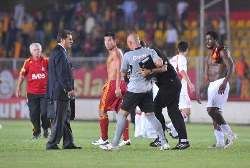 Antalyasporun bir puan almasında başrolü oynayan kaleci Ömer, maç sonu seyirciye yönelik davranışı yüzünden 2. sarıdan kırmızı kart görünce adeta çılgına döndü.