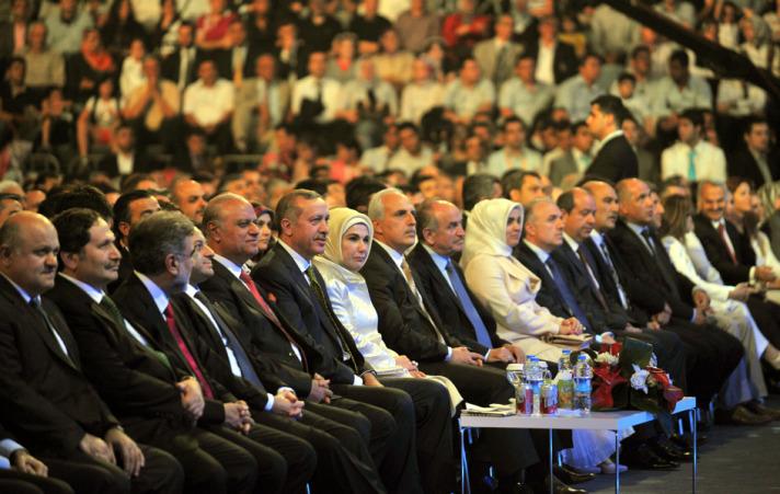 Başbakan Erdoğan, Sinan Erdem Spor Salonu'nda düzenlenen 9. Uluslararası Türkçe Olimpiyatları kapanış töreninde yaptığı konuşmada, uzak ve yakın diyarlardan Türkiye'ye gelen tüm misafirleri ve katılımcıları muhabbetle selamladığını söyledi.