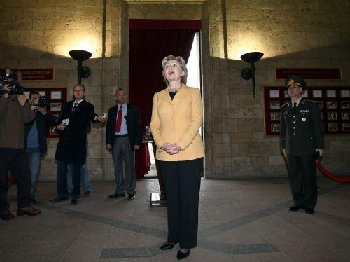 ABD Dışişleri Bakanı Hillary Clinton, eşinin Başbakan olduğu yıllardaki resmi ziyaretinden yıllar sonra bu kez bakan sıfatıyla resmi bir ziyaret için Ankara'yı ziyaret etti.
