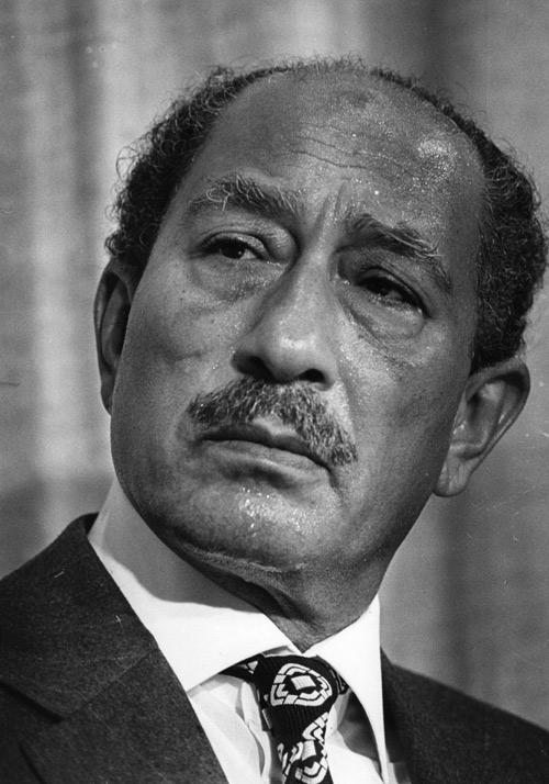 <p><strong>7) Bir Hür Subay Enver Sedat</strong> <br />Enver Sedat, 1952de Kral Faruka karşı gelişen Hür Subaylar darbesinin baş aktörlerinden biri. 1960-1969 seneleri arası meclis başkanlığı yapan Sedat, 1970te Nasırın ölümünden sonra onun yerine geçti. 1973 Yom Kippur Savaşı sonrası Sovyetler Birliğiyle ilişkileri kesip İsraille ilişkileri düzeltmeye eğildi. Bu süreç 1979 senesinde İsrail ile imzalanan barış anlaşmasıyla sonuçlandı. İsraille barış yapmasının tetiklediği bir sürecin sonunda, radikal başkaldırıların ardından 1981de suikasta uğradı.</p>