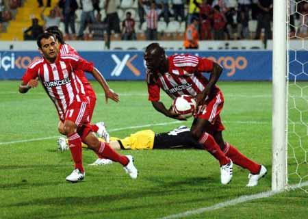 Şampiyonlar Ligi'ne katılma mücadelesi veren Sivasspor, ilk maçta 5-0 mağlup olduğu Anderlecht karşısında 3-1 galip gelmesine rağmen Devler Ligi'ne veda etti.