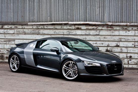 <p><strong>Audi:</strong> Markanın en pahalısı R8 Spyder. 5.2 litrelik V10 motorun görev yaptığı araç, 525 beygir güç üretiyor ve 0'dan 100 km/s hıza 4.1 saniyede ulaşıyor.</p><br>Audi R8 Spyder 302.964