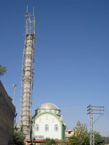 Gaziantep'te cami minaresinin inşaatı