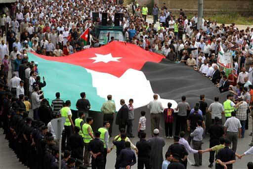 Ortadoğu'da her Cuma olduğu gibi bu hafta da ibadet için camilere koşan Müslümanlar, namaz sonrası emperyalizm ve devlet terörüne isyan için gösteriler yapmayı ihmal etmiyordu. Eylemlerin en renkli karesine, Amman'da Cuma sonrası siyasi reformlar talep ederken, dev bir ulusal bayrak açmayı ihmal etmeyen Ürdün İslami Hareket Cephesi taraftarları imza attı.