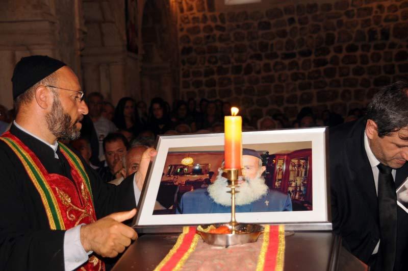 Süryanilerin yaşadığı Şırnak'ın İdil ilçesine bağlı Öğündük köyünün Papazı Melke Tok, kanser tedavisi gördüğü Almanya'nın Heidelberg kentinde 14 Ağustos'ta hayatını kaybetti. <BR> Ekim 2010 tarihinden bu yana Almanya'da tedavi gören Tok'un cenazesi, 16 Ağustosta Öğündük köyüne getirildi.