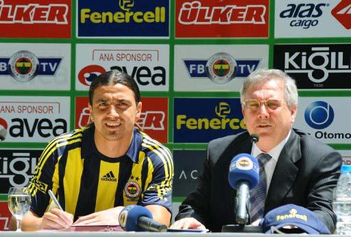 Mehmet Topuz transferine son noktayı koyan F.Bahçe Başkanı Aziz Yıldırım, özel uçağı ile getirdiği oyuncu için Kadıköy'de 3 bin taraftarın önünde imza töreni düzenledi.