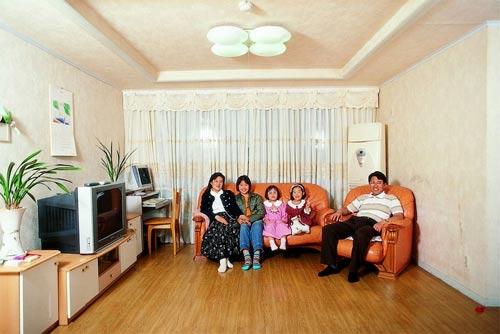 Yeondoo Jung
Bunların bir kısmı fabrikalarda, bir kısmı da ofislerde çalışıyor.