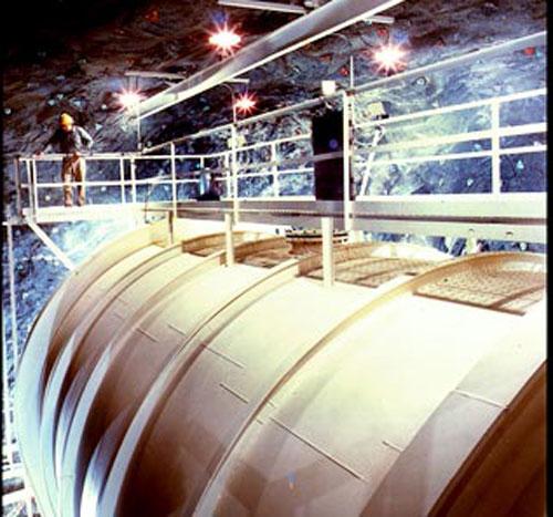 Gelmiş geçmiş en garip teleskop mu? 1960larda fizik uzmanı Raymond Davis Jr. gözle görünmeyen nötrino parçacıklarını güneşten fışkırdıkları sırada saptamak amacıyla yaklaşık 380 bin litre kuru temizleme sıvısından yararlandı. Bu garip teleskop sayesinde gün yüzüne çıkan yeni fizik bulguları kendisine 2002 Nobel fizik ödülünü kazandırdı.
<br><br>
(Cumhuriyet Bilim Teknik Dergisinin 13.05.2011 tarihli nüshasından alıntılanmıştır)