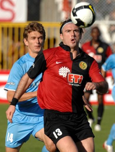 Turkcell Süper Lig'de Antalyaspor-Eskişehirspor karşılaşması başladığı gibi 0-0 berabere sona erdi.