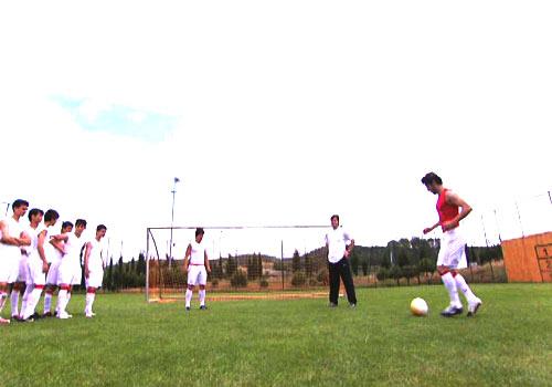 Türk futbolunun yıldızları Ertuğrul Sağlam, Emre Belözoğlu ve Nihat Kahveci bir program için aynı sahada buluştu.
