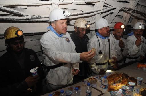 Başbakan Erdoğan bir ilki gerçekleştirdi, 564 metre yerin dibine indi. Darbeli kırıcı kullanarak kömür çıkaran Başbakan, burada işçilerle beraber 'Kömeç' yedi.
