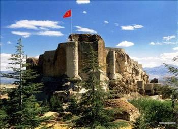 <p>ELAZIĞ 1834 yılında Mezra denilen yerde kuruldu.1862 yılında buraya o sıradaki padişah Abdülaziz’in onuruna “Mamuretülaziz” adı verildi. Bu ismi uzun bulan halk onu Elaziz olarak kısalttı. 1937 yılında Elazığ’a çevrildi.</p>