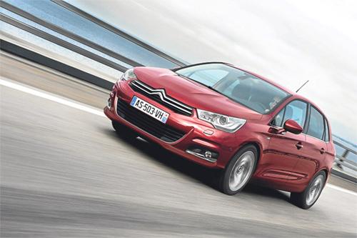 <strong><span style="color: #ff0000;">İki Citroen daha geliyor</span></strong><br><br>
Fransız üretici Citroenin 2011de iki önemli yeniliği olacak. Bunların ilki, Autoshow Fuarında da sergilenen yeni C4 olacak. Tamamen yenilenen tasarımının yanı sıra ekonomik ve çevreci motor seçenekleri, masaj yapabilen ön koltuklar gibi donanım alternatiflerine sahip C4ün, şubat ayında Türkiyede piyasaya çıkması bekleniyor. <br><br>İkinci yenilik ise, DS serisinin orta sınıf temsilcisi DS4 olacak. C4 alt yapısını kullanan ancak ondan daha farklı bir tasarımla şekillenen DS4, DS3 gibi kişiselleştirmeye uygun donanım alternatifleri ve lüks unsurlarıyla birlikte yılın ikinci çeyreğinde gelecek.