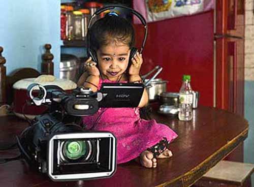 Jyoti Amge 15 yaşında bir kız çocuğu. Hindistanın Nagpur kentinde ailesiyle yaşıyor. Onu yaşıtlarından ayıran bir fark var: En ufak insan o: Boyu 35 santim, ağırlığı taş kadar!